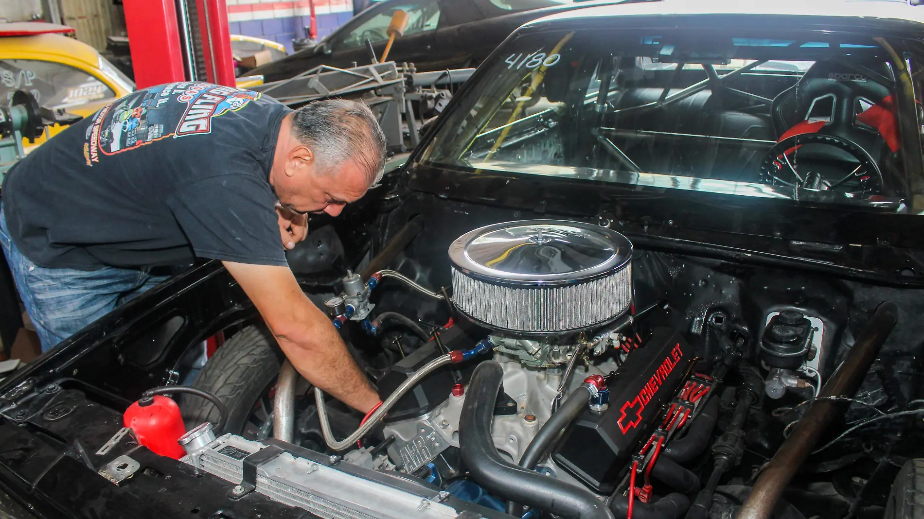 Taller de carros de carreras mecanico - Mike Acosta (1)